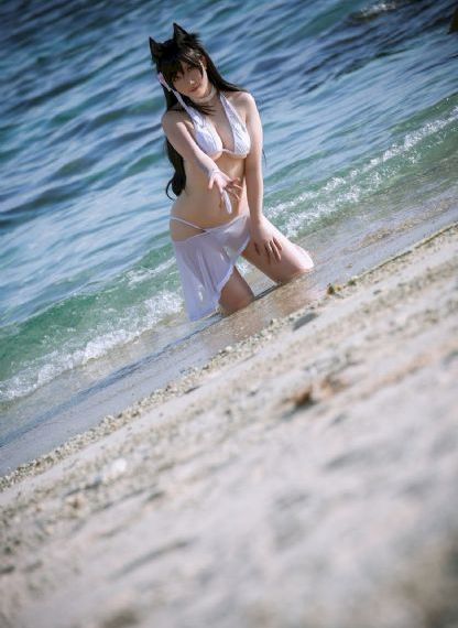 女警丰满的双乳